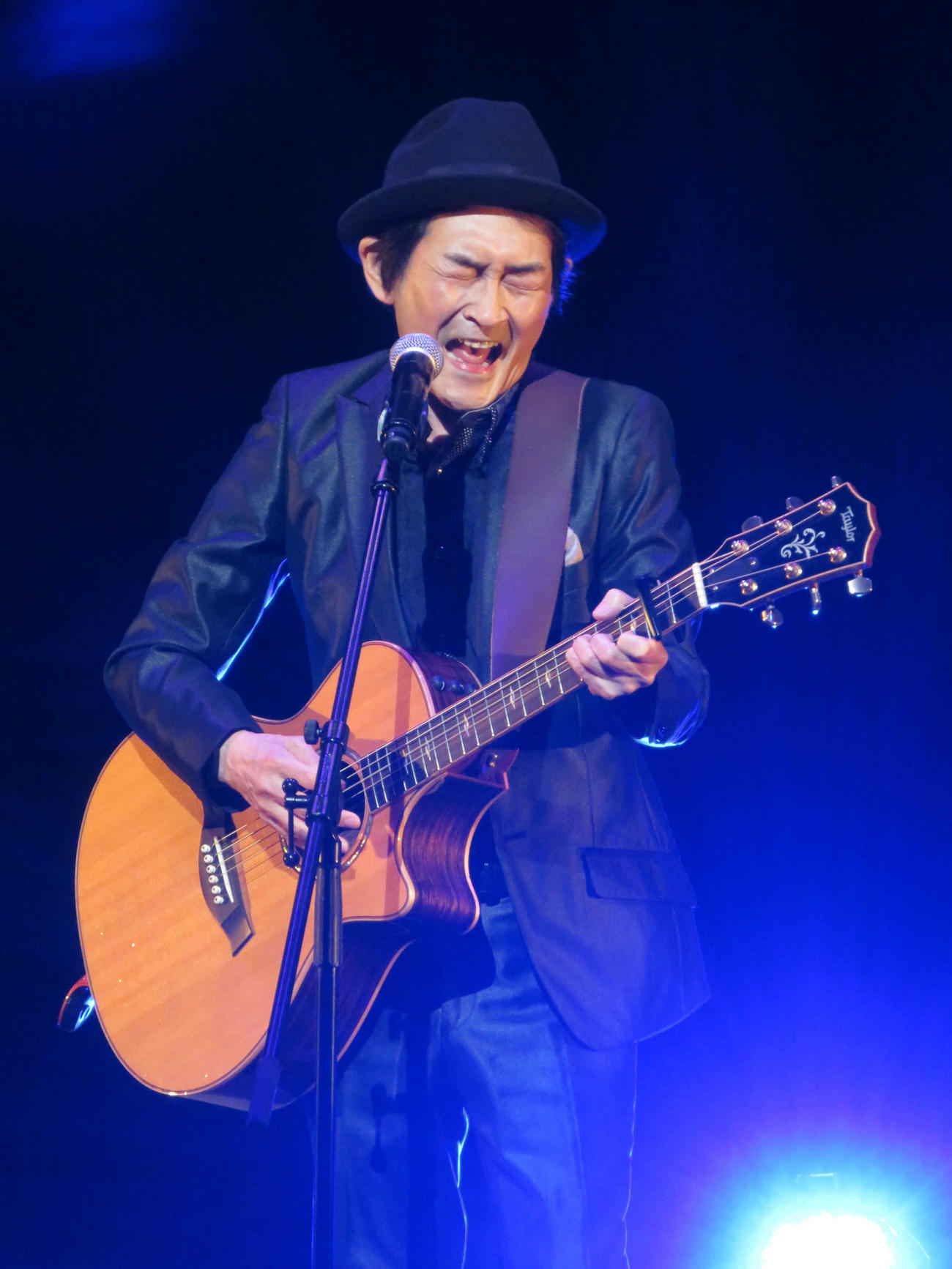 「平尾昌晃チャリティーコンサート」で歌う堀江淳
