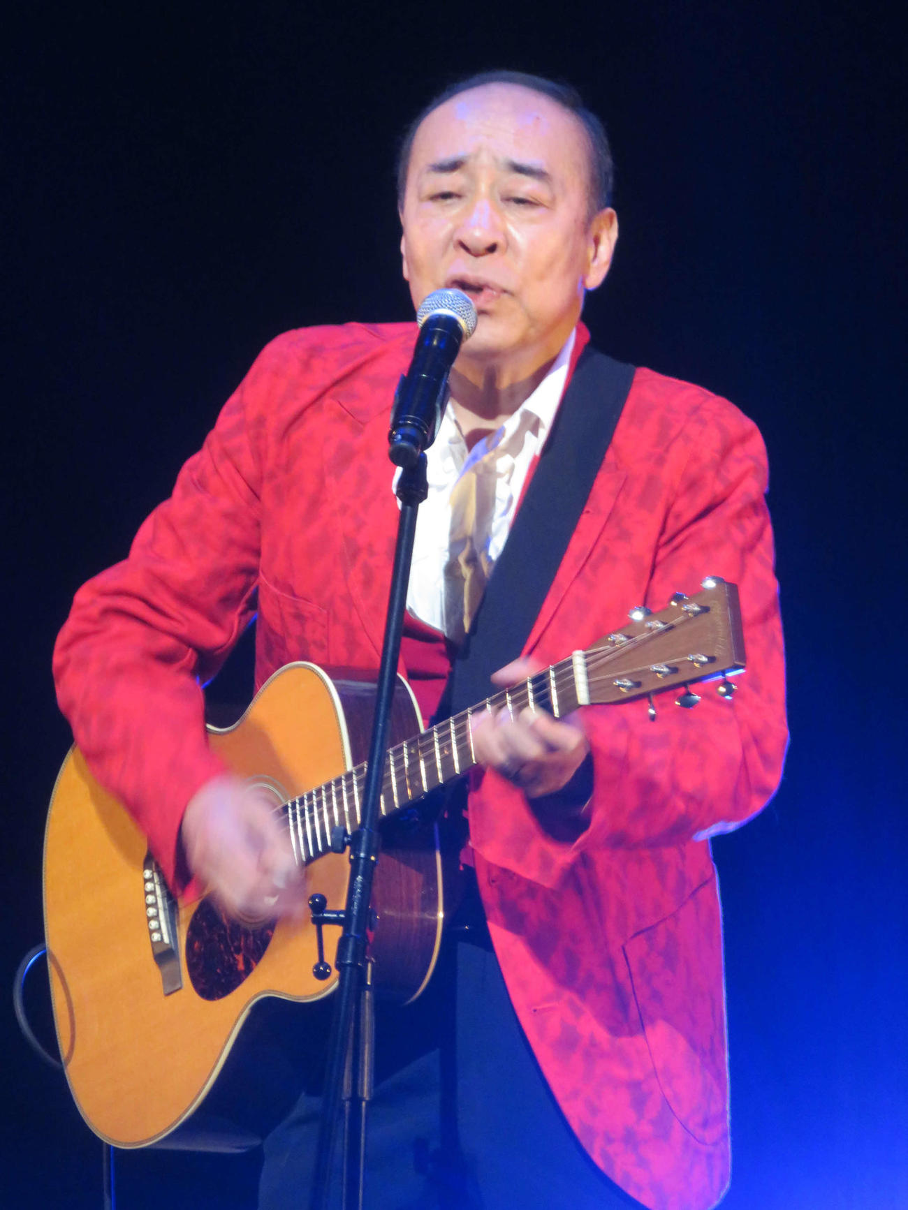 「平尾昌晃チャリティーコンサート」で歌うモト冬樹