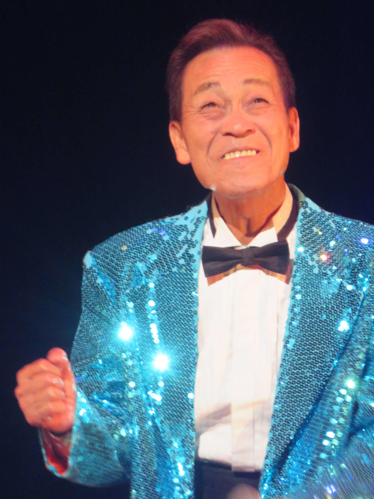 「平尾昌晃チャリティーコンサート」で歌う清水アキラ