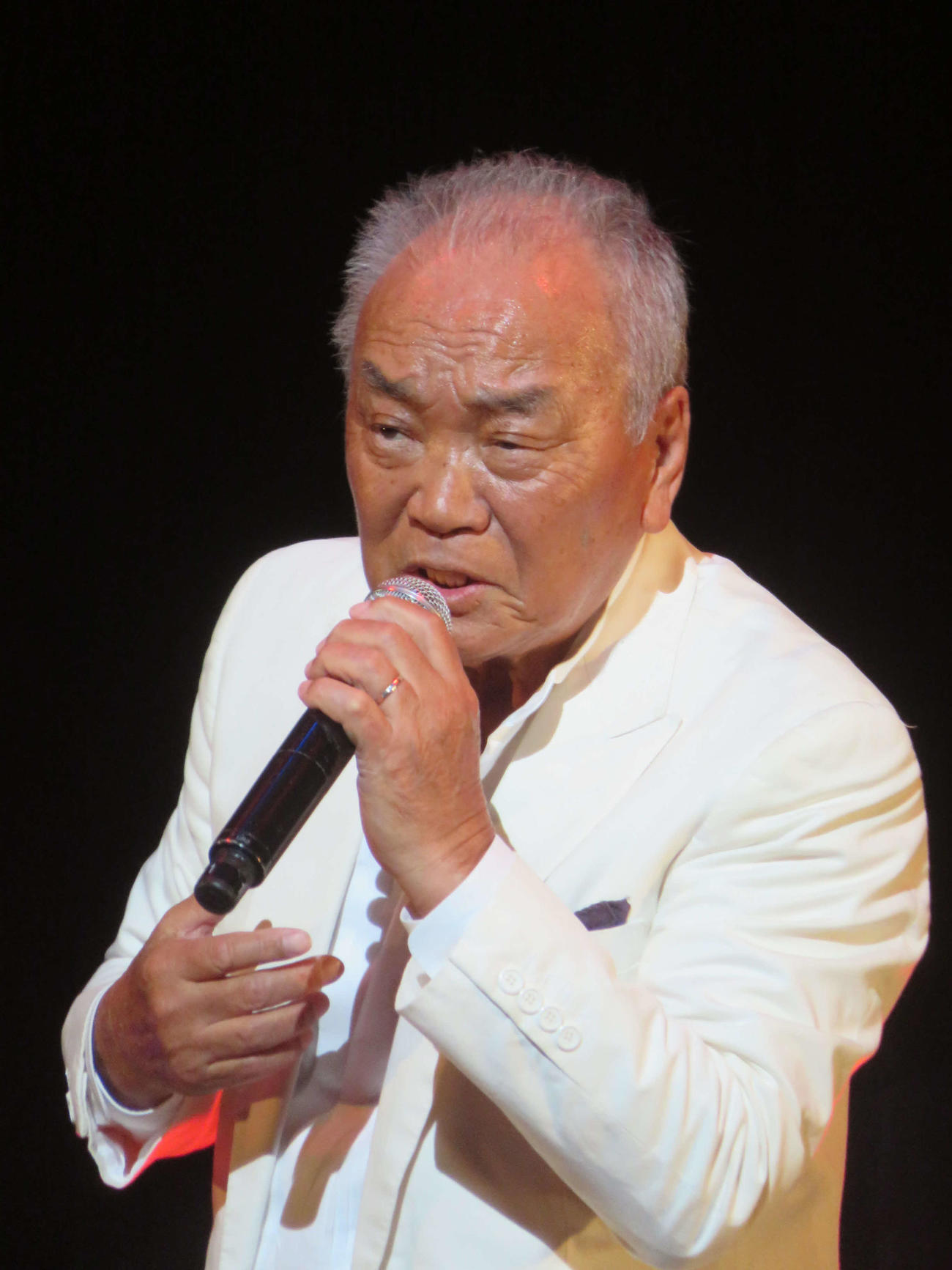 「平尾昌晃チャリティーコンサート」で歌う美樹克彦