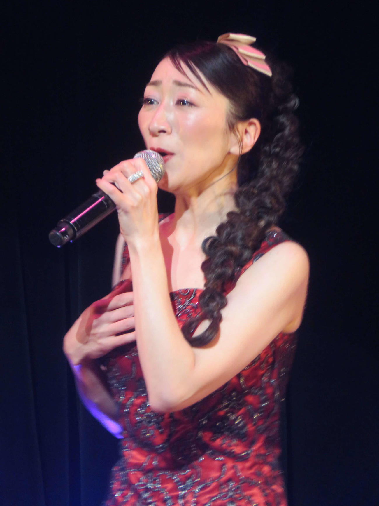 「平尾昌晃チャリティーコンサート」で歌う西尾夕紀