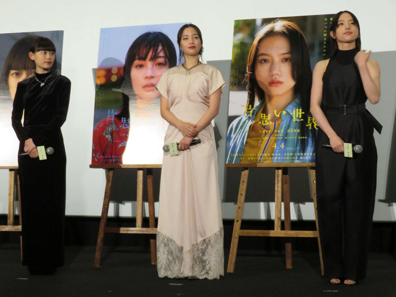 映画「片思い世界」大ヒット御礼舞台あいさつに登壇した、左から杉咲花、広瀬すず、清原果耶（撮影・村上幸将）