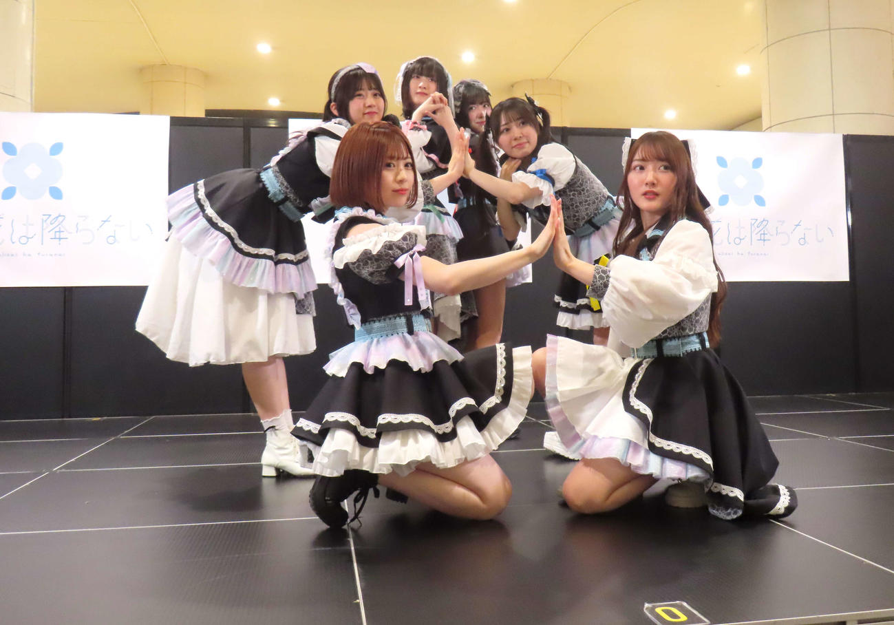 リリースイベントを行ったアイドルグループ「紫陽花は降らない」