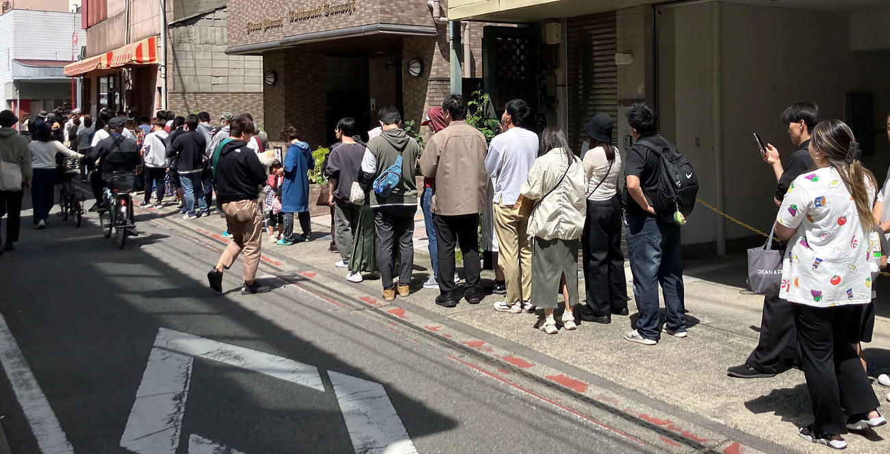 斉藤慎二被告が開業した「バームSAITOU」は長蛇の列（2025年4月撮影）