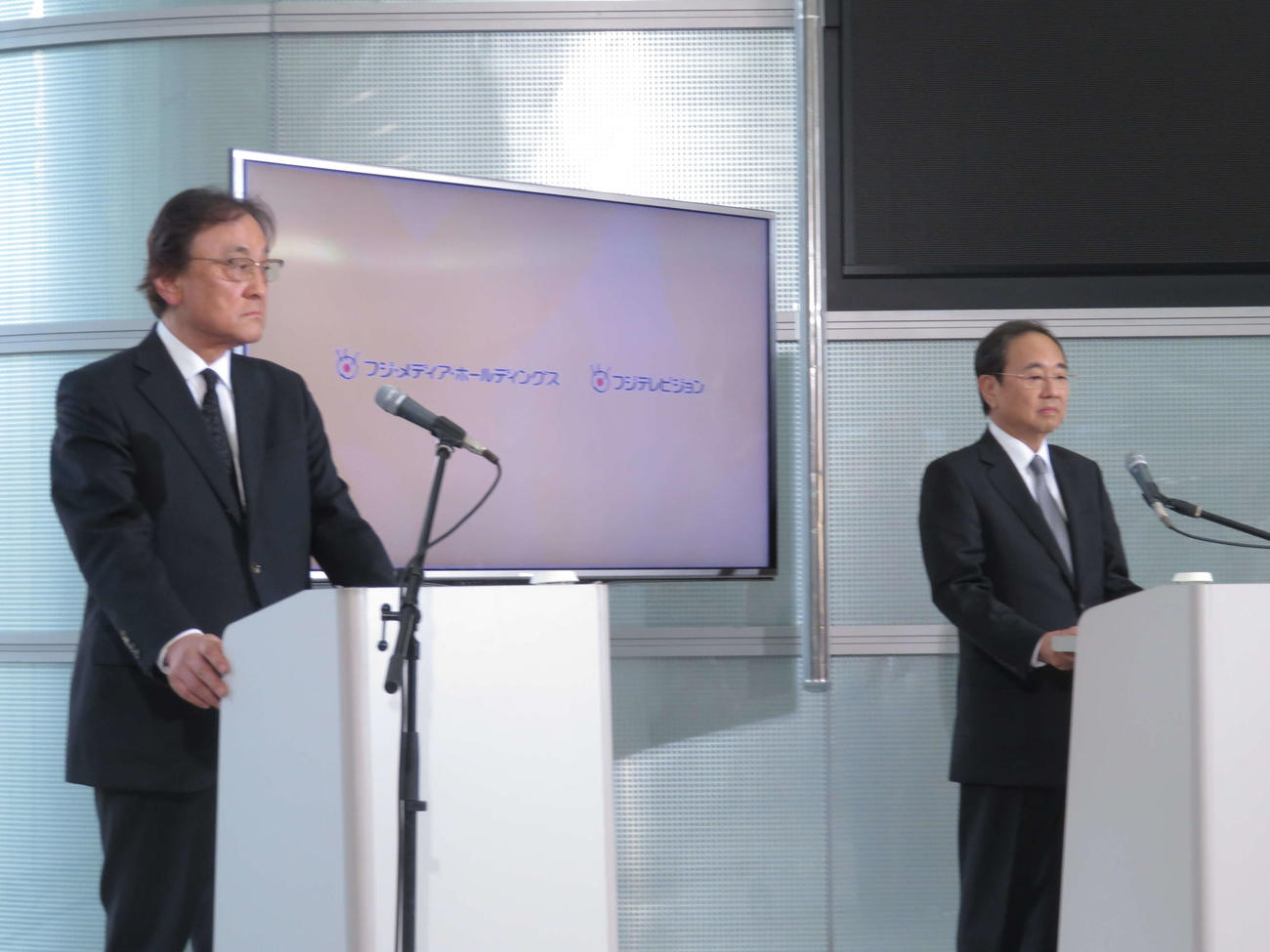 報道陣の取材対応を行う、フジ・メディア・ホールディングス金光修社長（左）とフジテレビ清水賢治社長