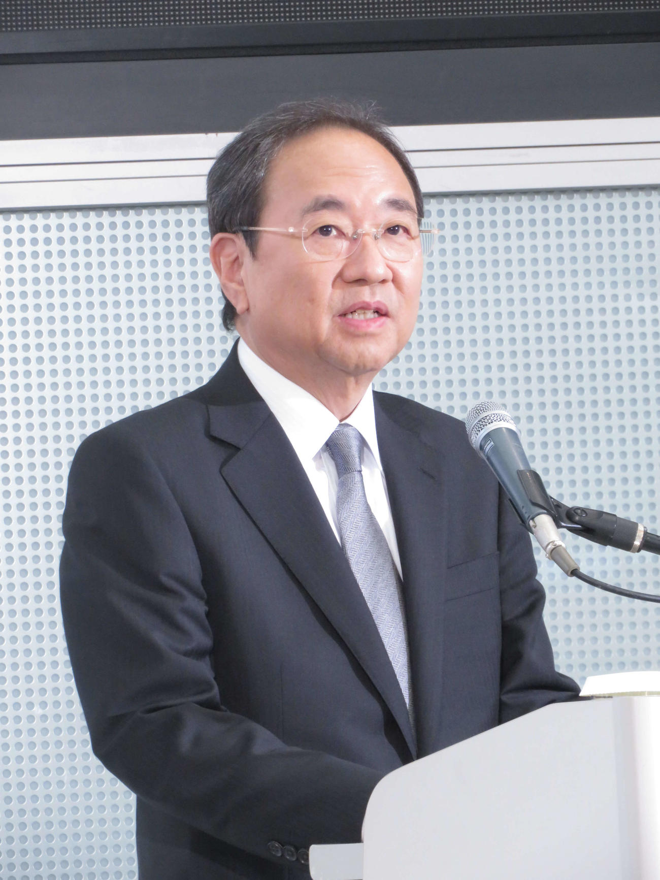 取材対応するフジテレビ清水賢治社長