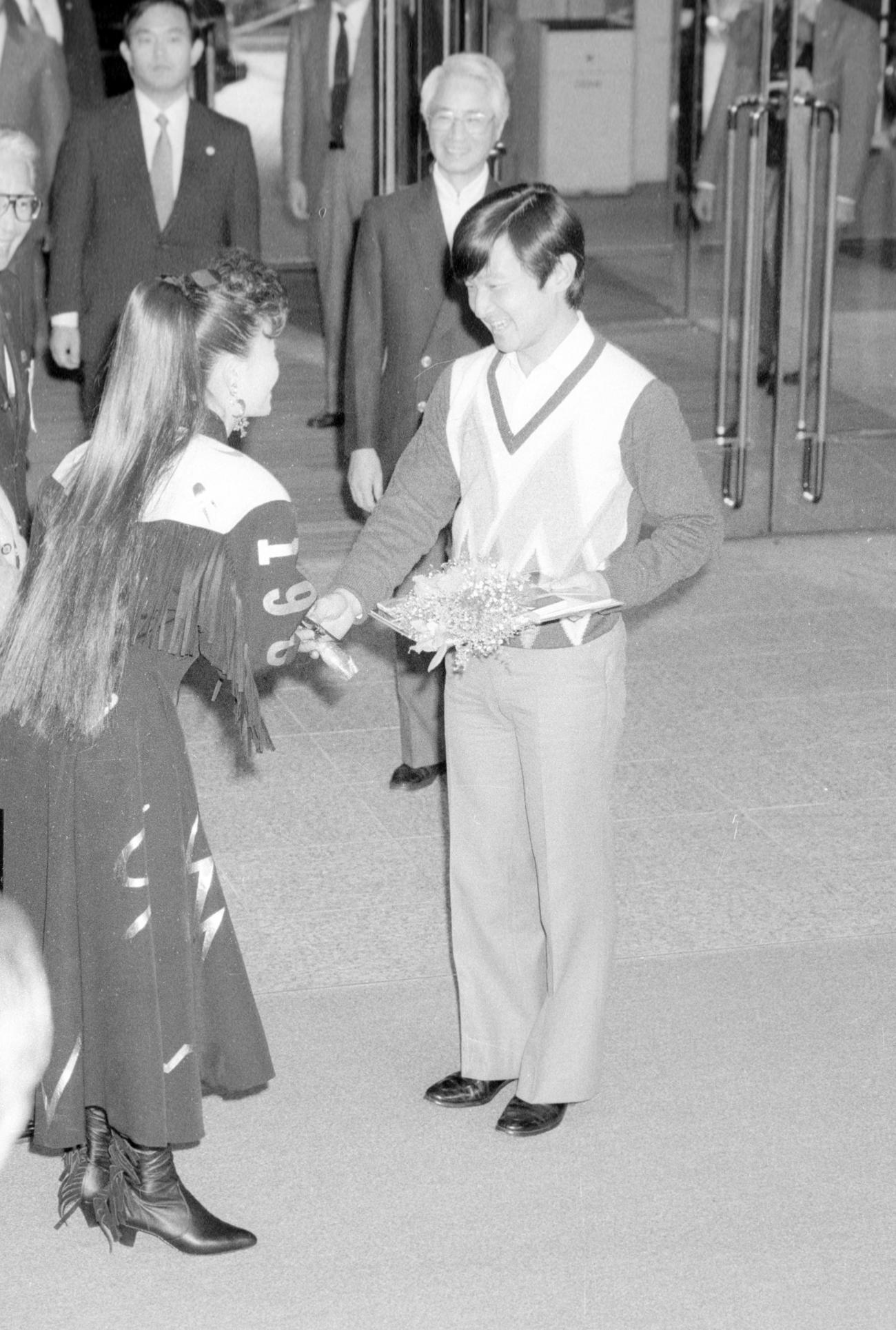 86年10月、大ファンという柏原芳恵（左）のリサイタルに出掛けられ、ロビーでLPをプレゼントされる浩宮さま