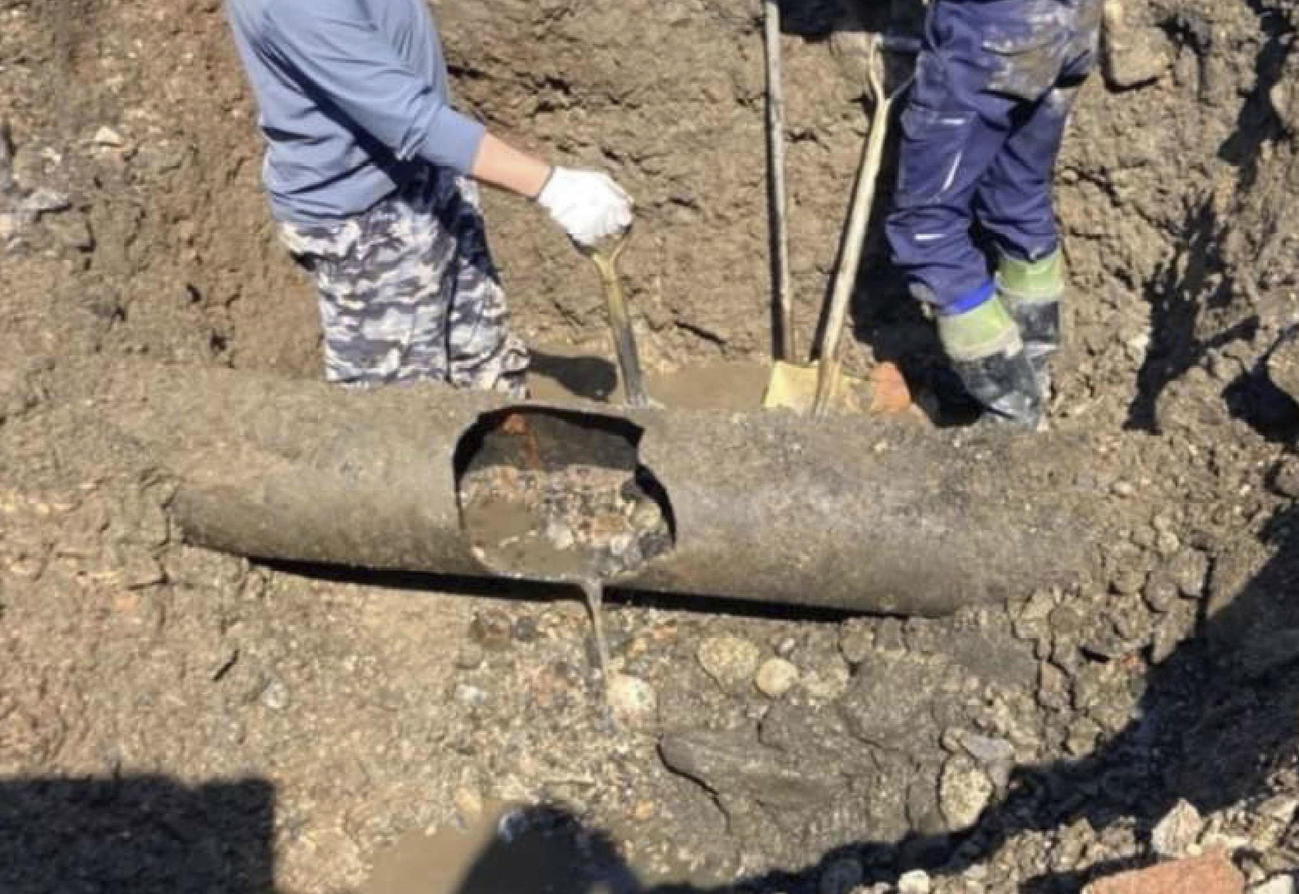 破損した上水道管＝30日午後2時30分ごろ、京都市下京区（同市上下水道局提供）