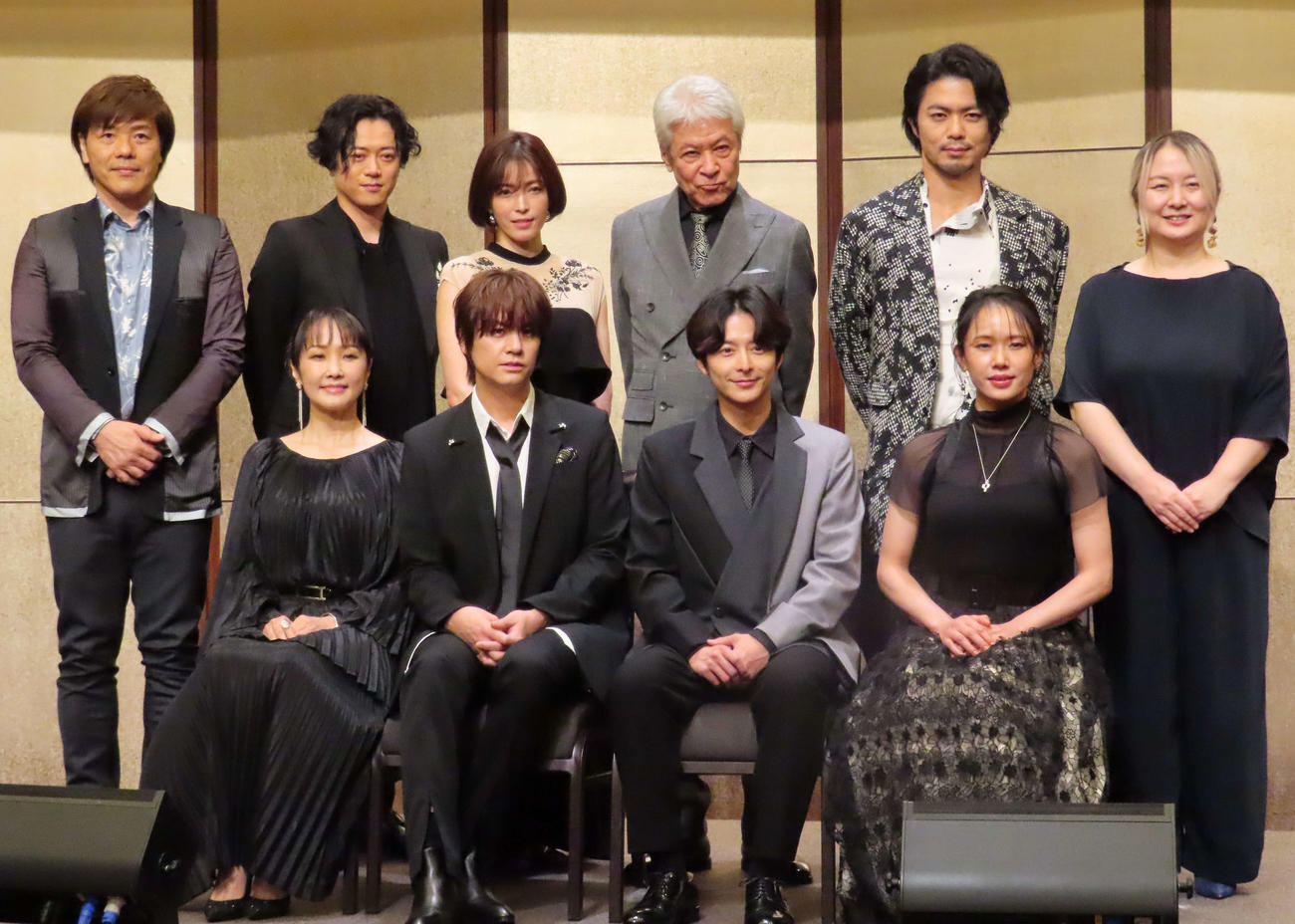 ミュージカル「ある男」製作発表会見に出席したキャストら。前列左から濱田めぐみ、浦井健治、小池徹平、ソニン。後列左から平野啓一郎氏、上川一哉、知念里奈、鹿賀丈史、上原理生、瀬戸山美咲氏