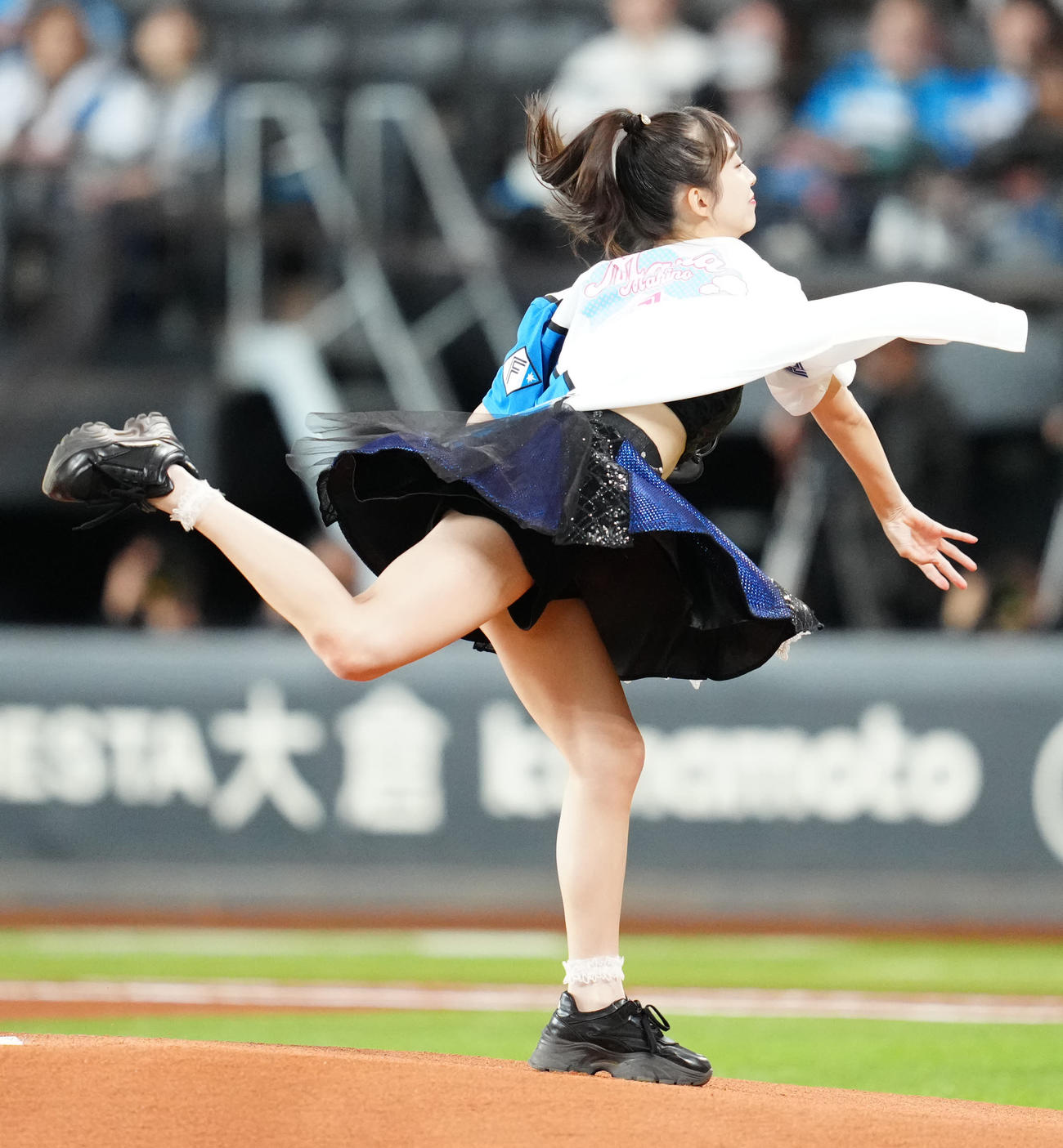 日本ハム対ロッテで試合前、ファーストピッチセレモニーに臨むモーニング娘。’25の牧野真莉愛（2025年4月撮影）