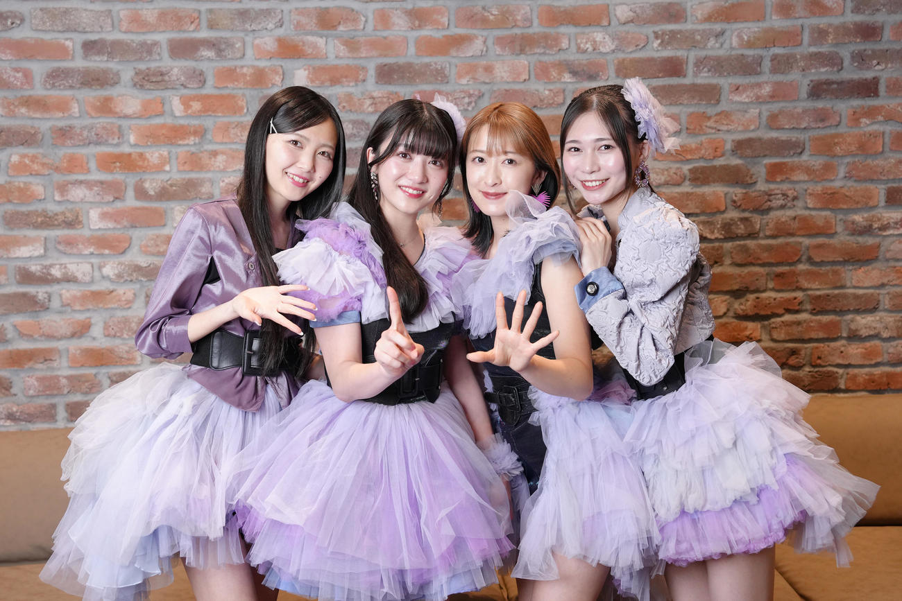 それぞれの個性を活かしながら15周年を迎えた東京女子流。左から山邊未夢、新井ひとみ、中江友梨、庄司芽生（撮影・足立雅史）