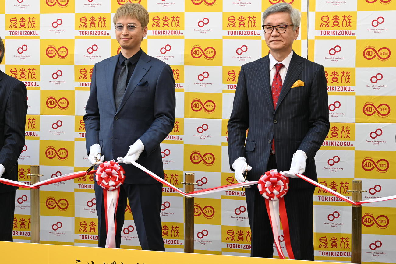 鳥貴族1号店「俊徳店」の復活プロジェクトのオープニングセレモニーで創業者である父、大倉忠司氏と並んでテープカットした大倉忠義（左）（撮影・松浦隆司）