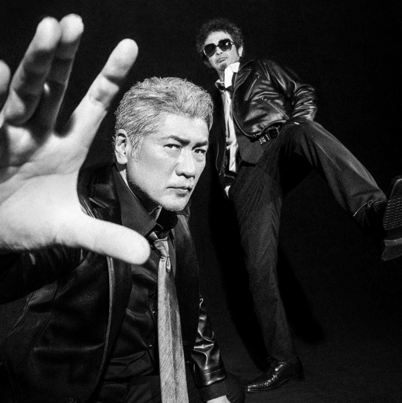 奥田民生（右）と吉川晃司のユニット「Ooochie Koochie」新ビジュアル