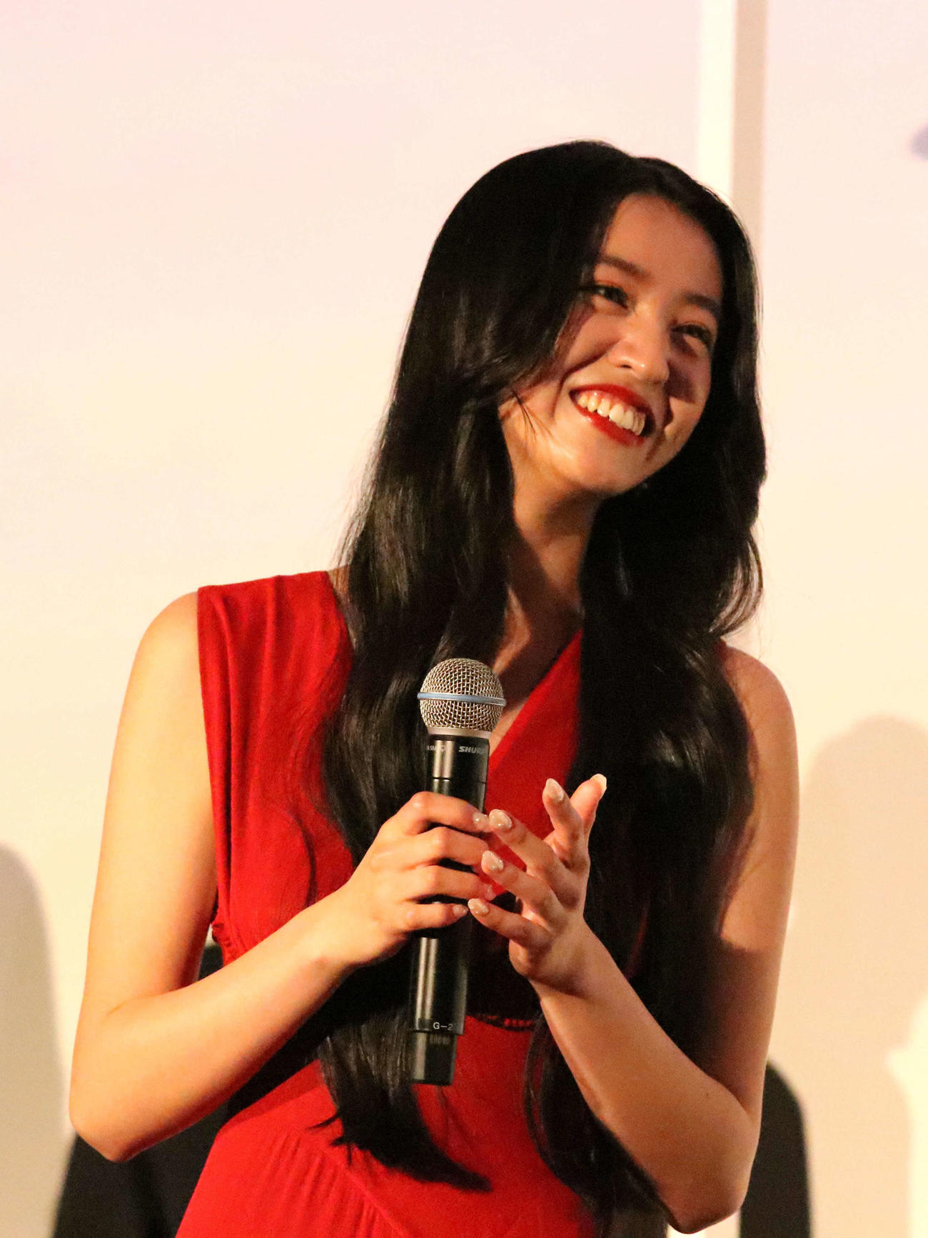 映画「女神降臨Afterプロポーズ編」初日舞台あいさつで、客席に向かってお辞儀するKōki，（撮影・一樹）