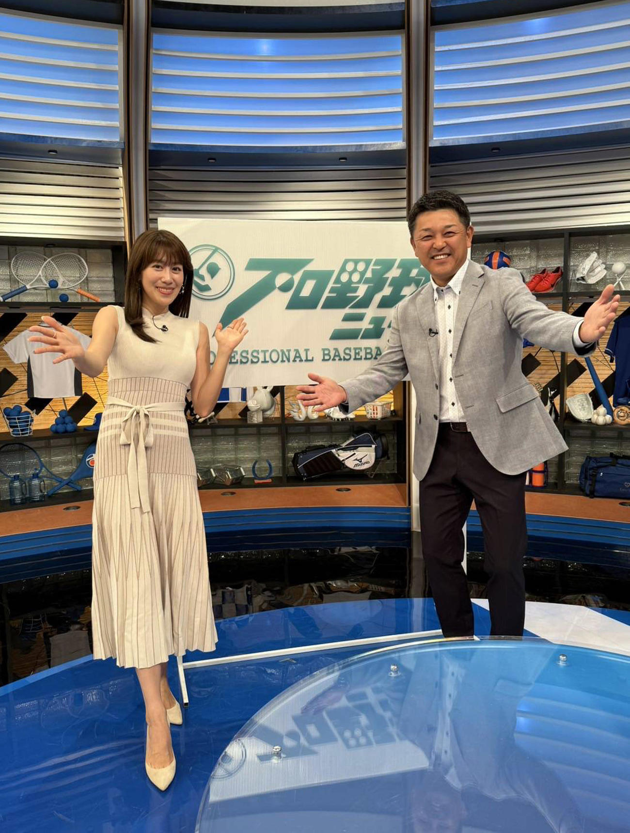谷繁氏（右）とフジテレビ系「プロ野球ニュース」の収録を行ったフリーアナウンサーの中川安奈