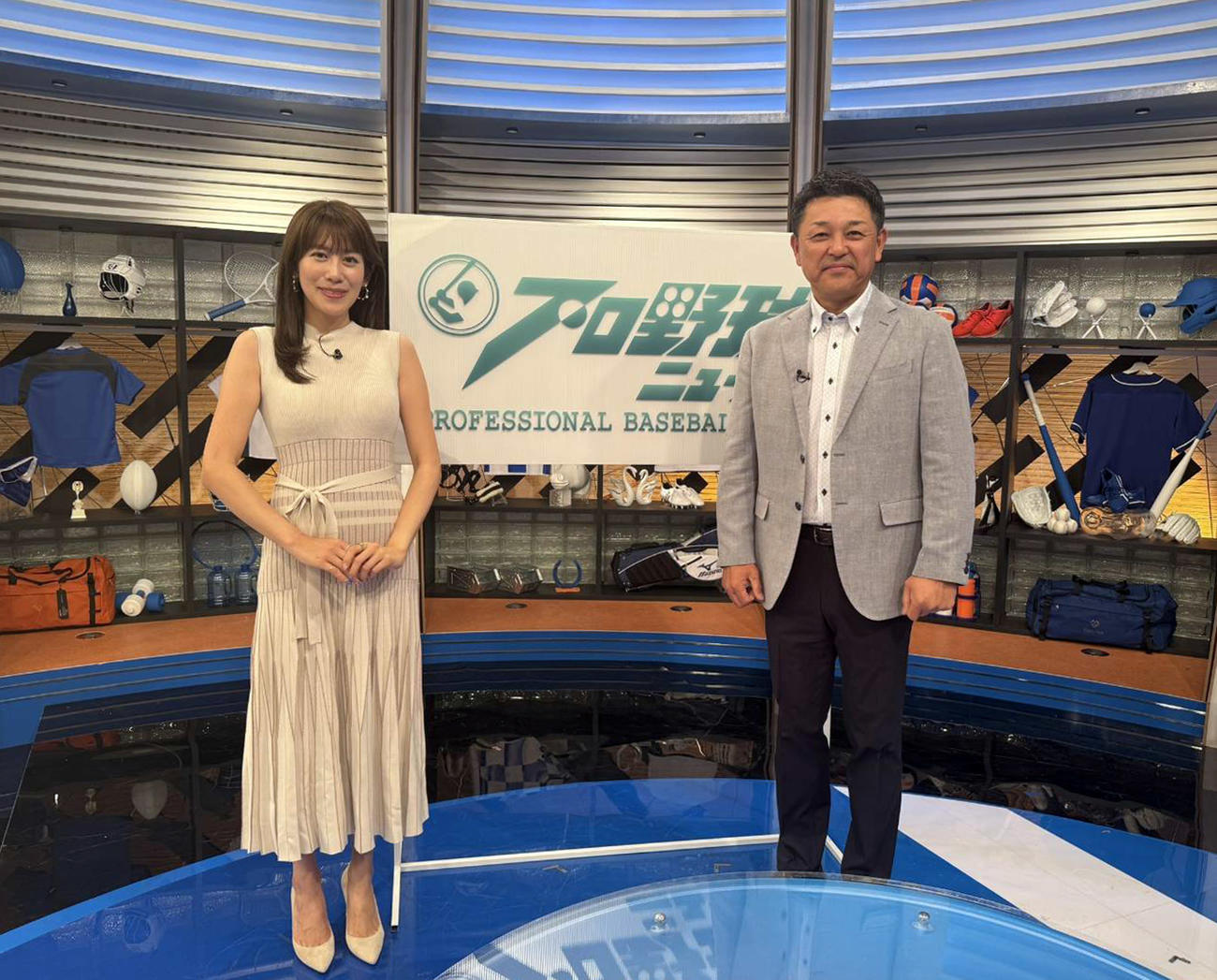 谷繁氏（右）とフジテレビ系「プロ野球ニュース」の収録を行ったフリーアナウンサーの中川安奈