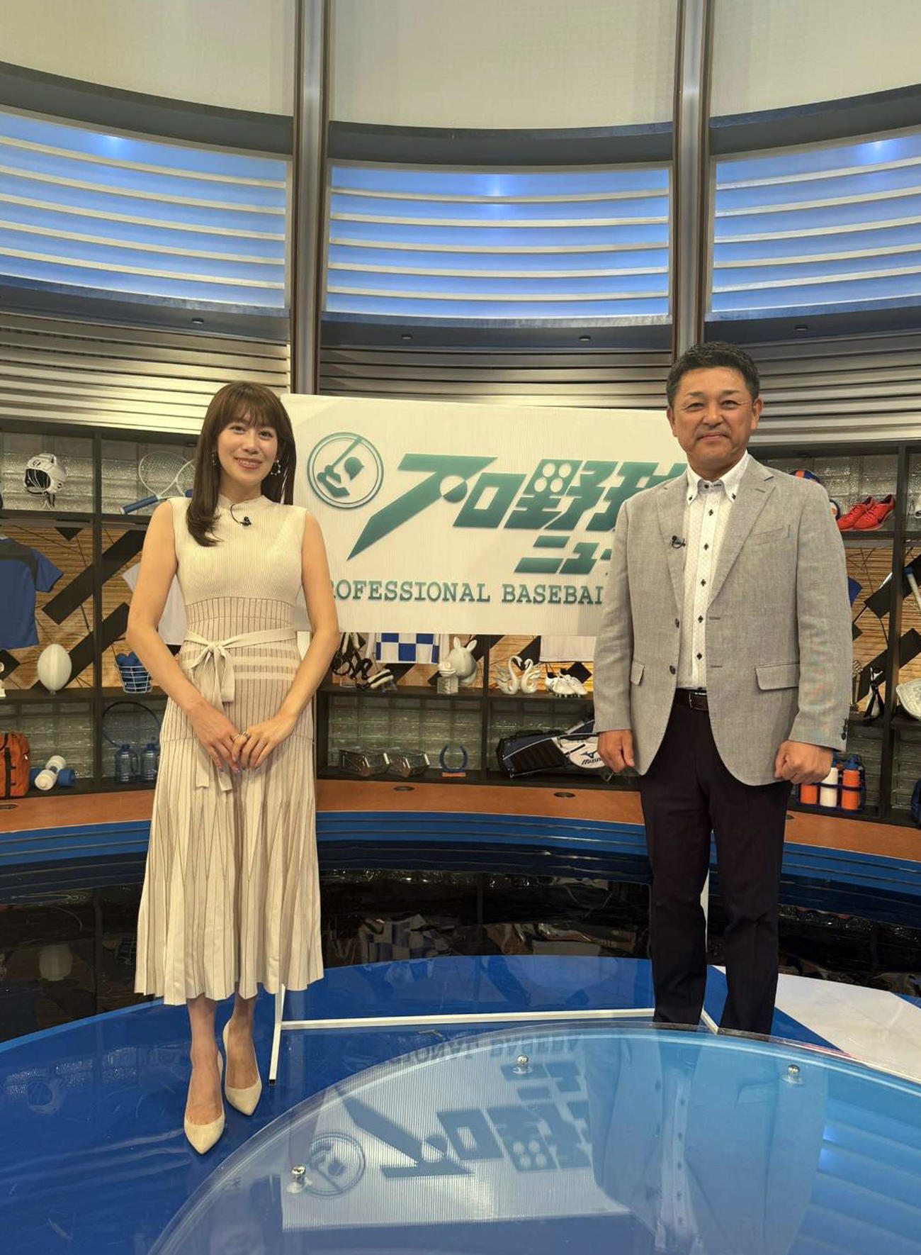 谷繁氏（右）とフジテレビ系「プロ野球ニュース」の収録を行ったフリーアナウンサーの中川安奈