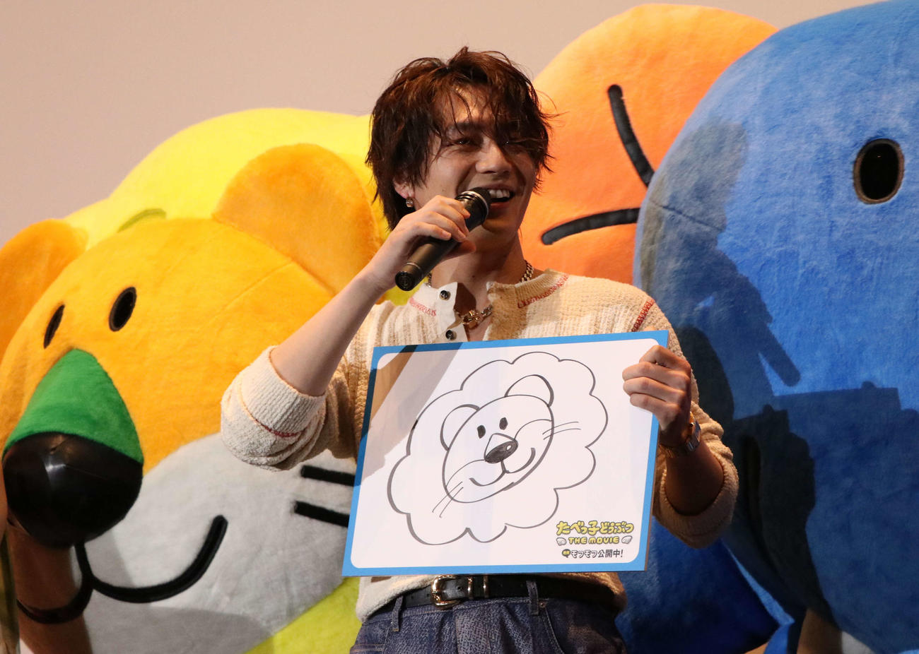 映画「たべっ子どうぶつTHE MOVIE」初日舞台あいさつにてらいおんくんの似顔絵を披露する松田元太（撮影・北村健龍）
