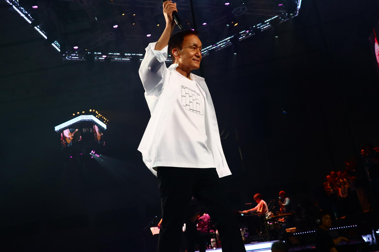 全国アリーナツアー「みんなで自己ベスト！！」初日公演で歌唱する小田和正（C）岩佐篤樹