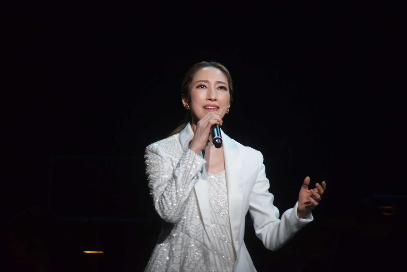 彩風咲奈の宝塚歌劇団卒業後初コンサートにゲスト出演する水夏希（撮影・阪口孝志）