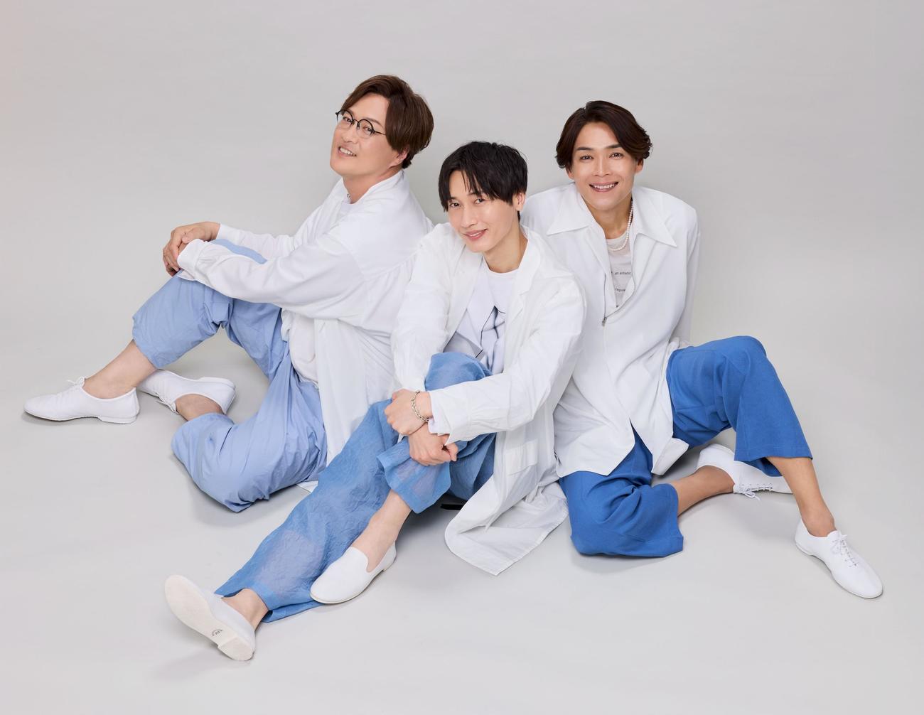 6月11日にデビュー15周年記念曲「二人だけの秘密」をリリースする純烈。左から酒井一圭、後上翔太、白川裕二郎