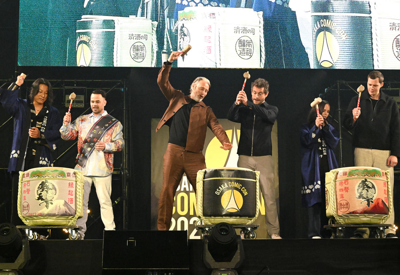 大阪コミコン2025で鏡開きをする（左から）サン・カン、ダニエル・ローガン、マッツ・ミケルセン、ヒュー・ダンシー、クリスティーナ・リッチ、ビル・スカルスガルド（撮影・石井愛子）