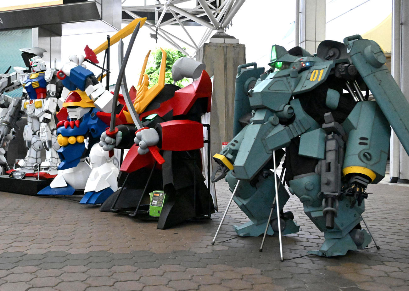 大阪コミコン2025を楽しむロボットコスプレイヤー（撮影・石井愛子）