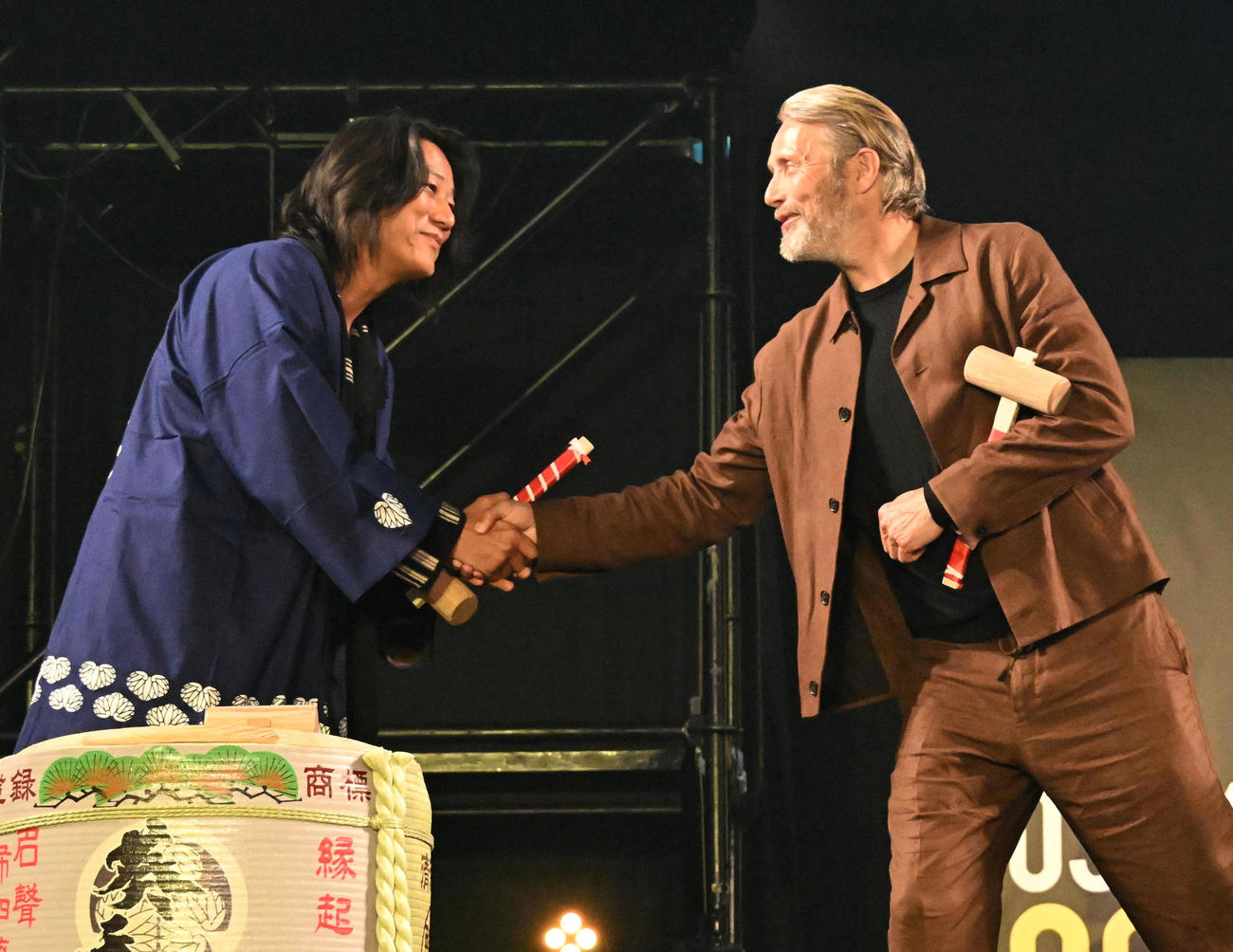 握手をするサン・カン（左）、マッツ・ミケルセン（撮影・石井愛子）