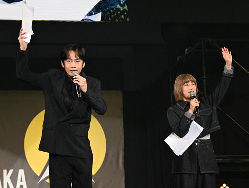 大阪コミコン2025のMCと務める中丸雄一（左）、IMALU（撮影・石井愛子）