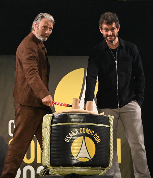 大阪コミコン2025で鏡開きをするマッツ・ミケルセン（左）、ヒュー・ダンシー（撮影・石井愛子）