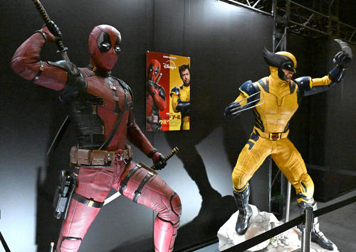展示されている「デッドプール＆ウルヴァリン」のデッドプール（左）とウルヴァリンのフィギュア（撮影・石井愛子）