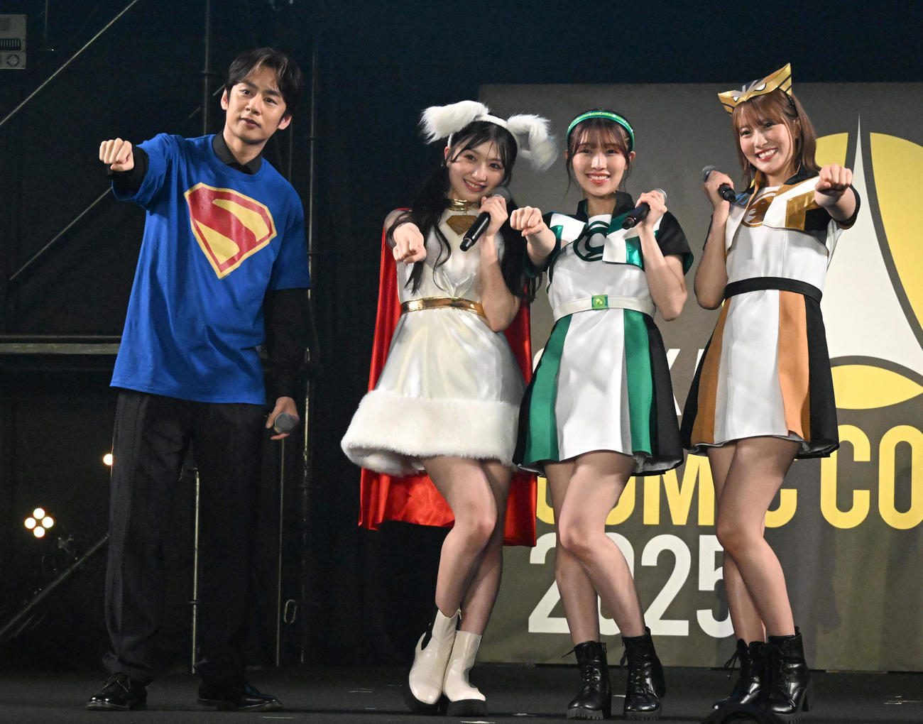 フォトセッションでポーズをとる（左から）中丸雄一、NMB48の塩月希依音、安部若菜、小嶋花梨（撮影・石井愛子）