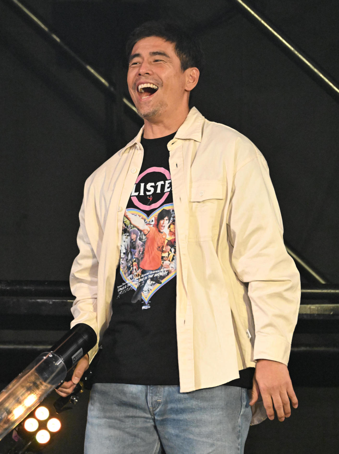 来場者にTシャツをプレゼントする伊藤英明（撮影・石井愛子）