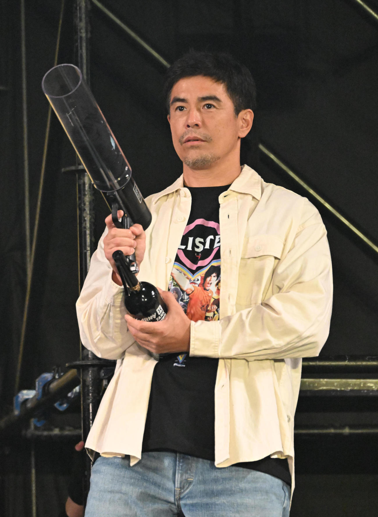 来場者にTシャツをプレゼントする伊藤英明（撮影・石井愛子）