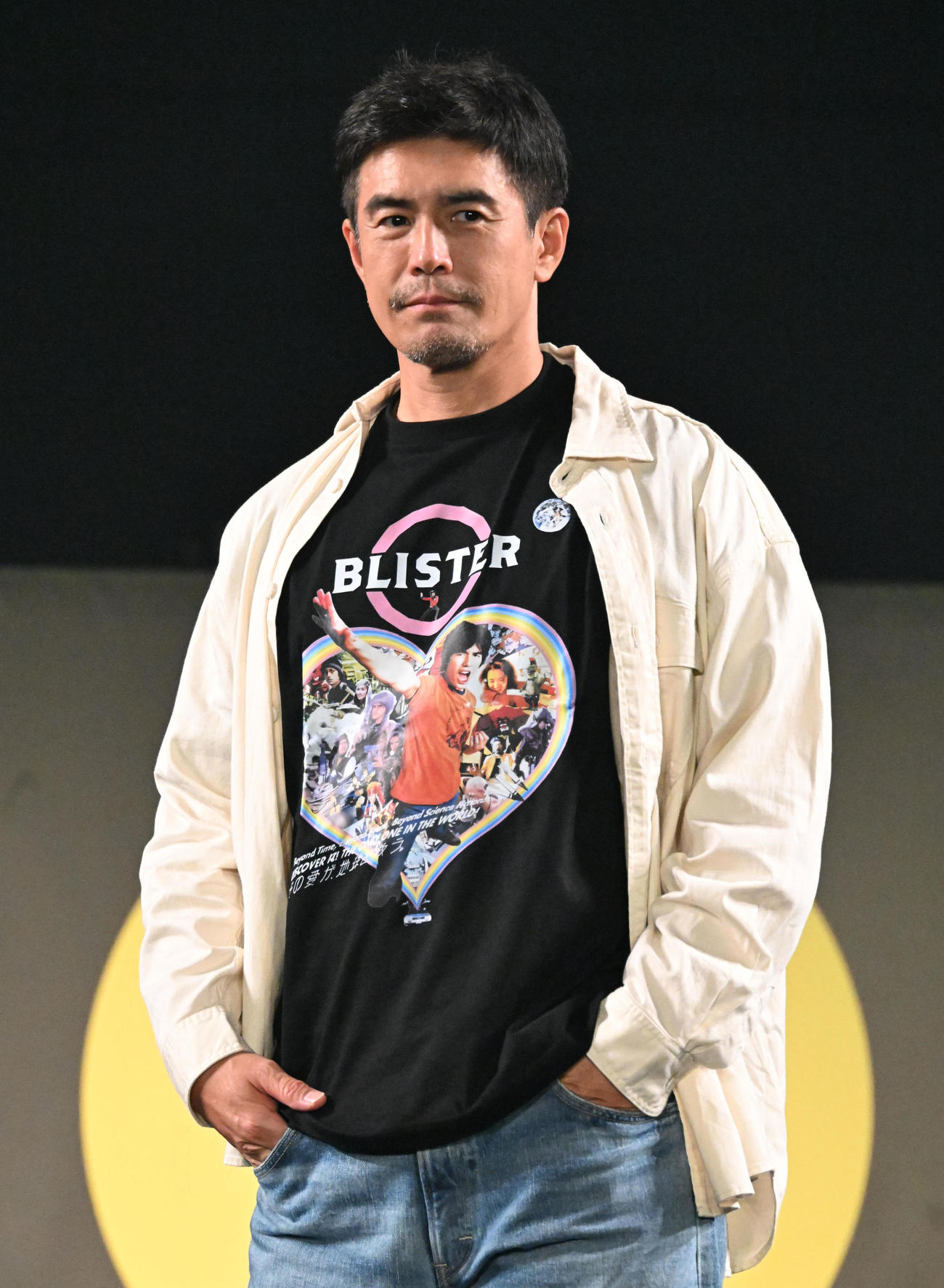 フォトセッションでポーズをとる伊藤英明（撮影・石井愛子）