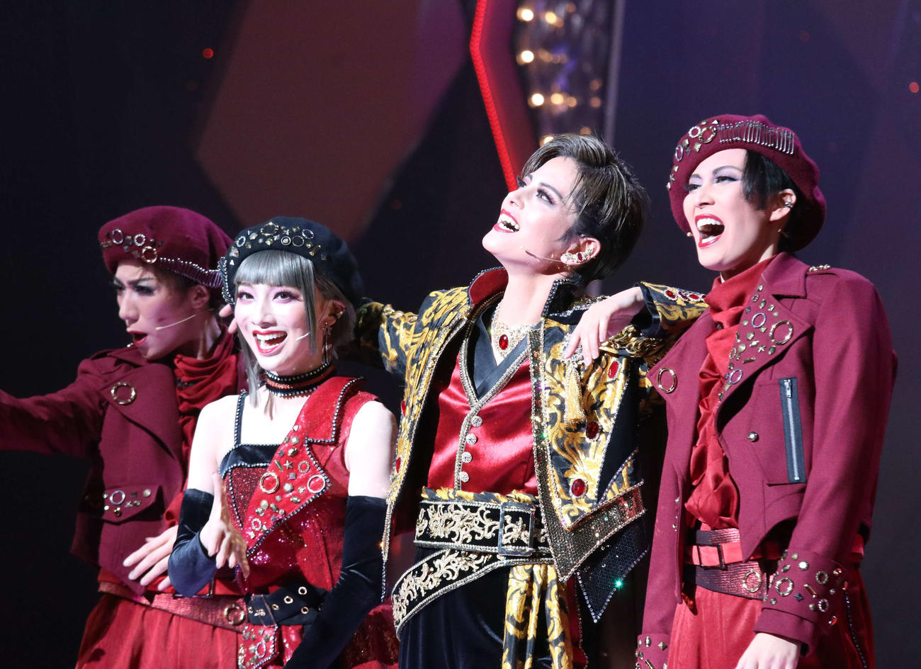 雪組公演「オーヴァチュア！」　通し舞台稽古に出演する夢白あや（中央左）、朝美絢（中央右）（撮影・北村健龍）