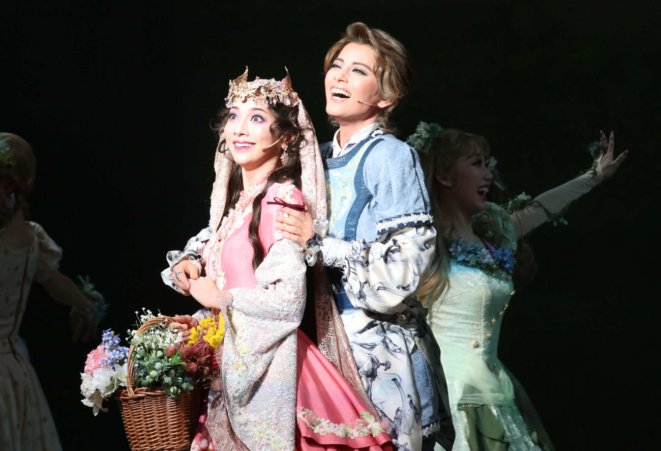 雪組公演「ROBIN THE HERO」　通し舞台稽古に出演する夢白あや（左）、朝美絢（撮影・北村健龍）