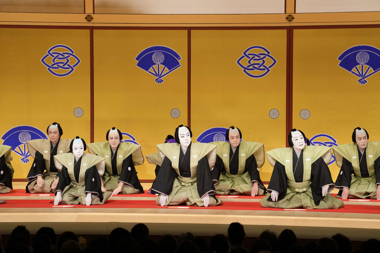 「團菊祭五月大歌舞伎」夜の部「口上」の、前列左から6代目尾上菊之助、8代目尾上菊五郎、7代目尾上菊五郎（C）松竹