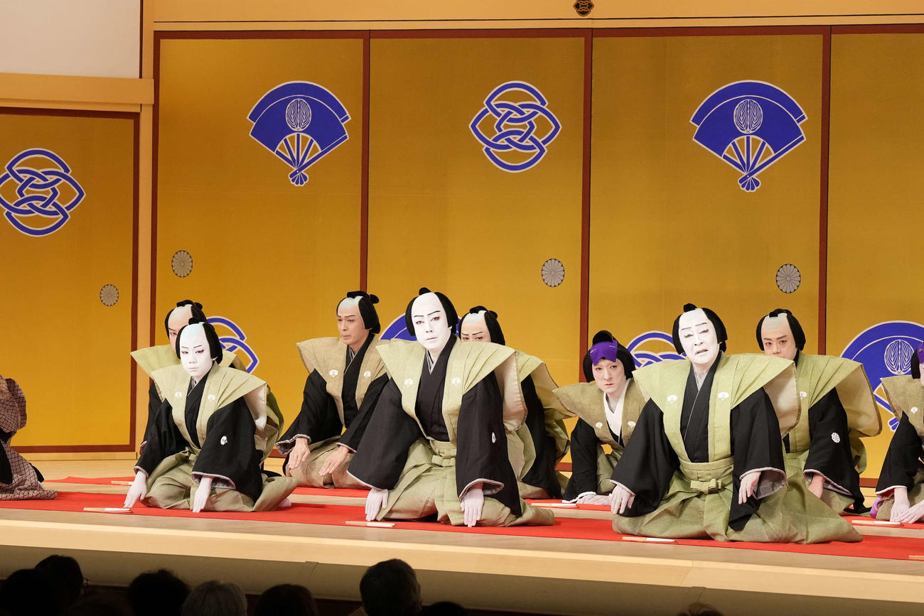 「團菊祭五月大歌舞伎」夜の部「口上」の、前列左から6代目尾上菊之助、8代目尾上菊五郎、7代目尾上菊五郎（C）松竹