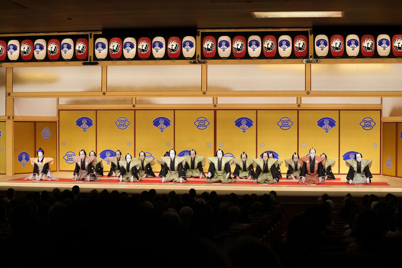 「團菊祭五月大歌舞伎」夜の部「口上」の前列左より、坂東玉三郎、坂東楽善、6代目尾上菊之助、8代目尾上菊五郎、7代目尾上菊五郎、尾上松緑、市川團十郎、中村梅玉（C）松竹