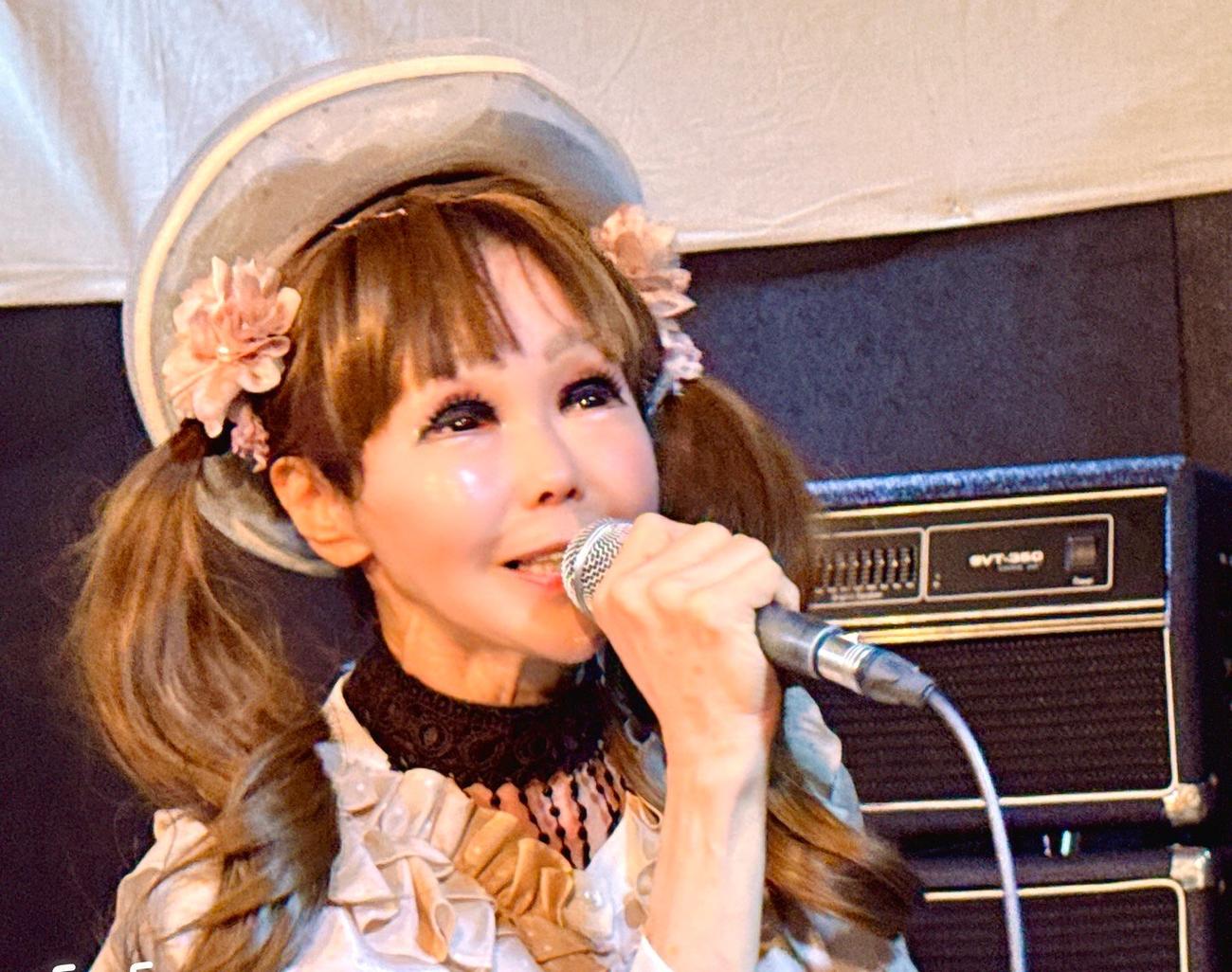 倉敷公演で熱唱する恵中瞳