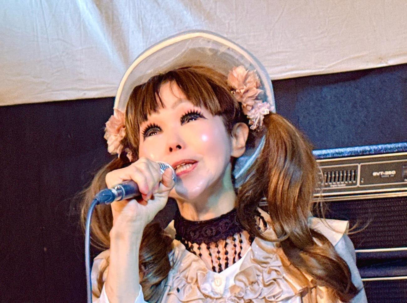 倉敷公演で熱唱する恵中瞳