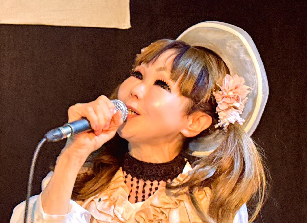 倉敷公演で熱唱する恵中瞳