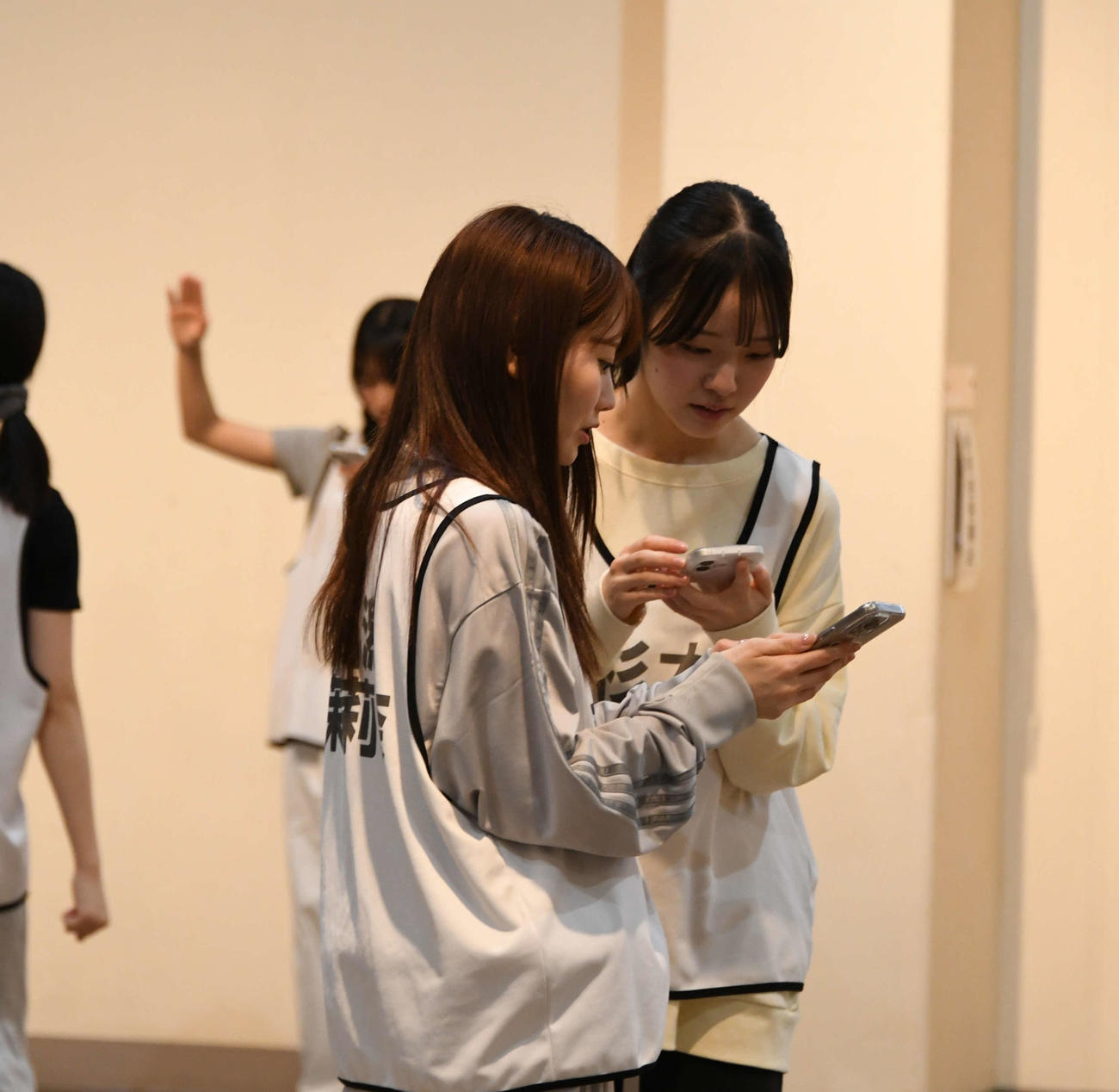 振りの確認をする西潟茉莉奈（左）と杉本萌