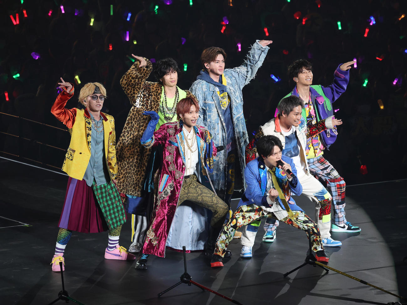 ライブツアーを開催したWEST．。前列左から中間淳太、重岡大毅、桐山照史、後列左から神山智洋、藤井流星、小瀧望、濱田崇裕（撮影・中島郁夫）