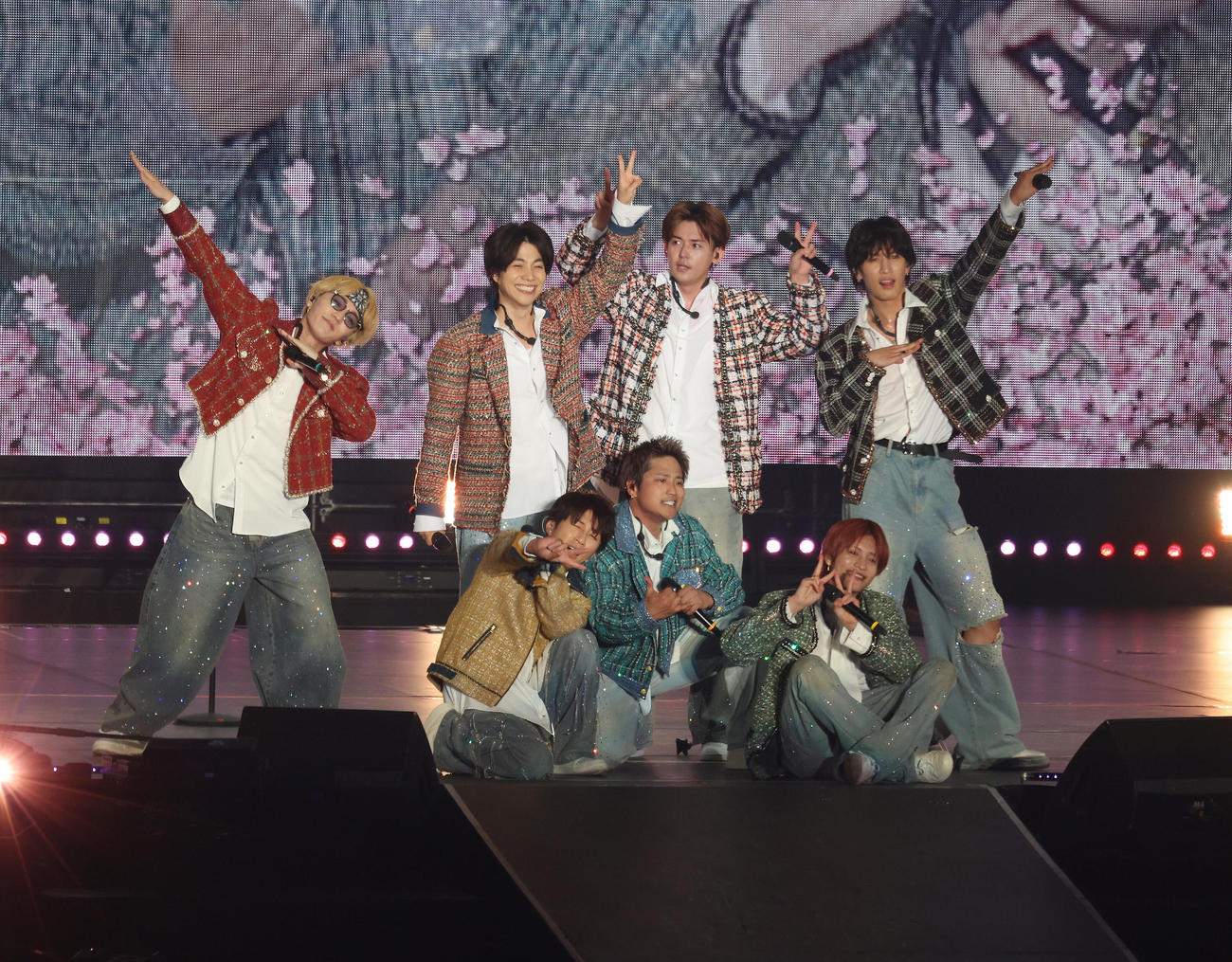 ライブツアーを開催したWEST．。前列左から濱田崇裕、桐山照史、中間淳太、後列左から神山智洋、重岡大毅、小瀧望、藤井流星（撮影・中島郁夫）
