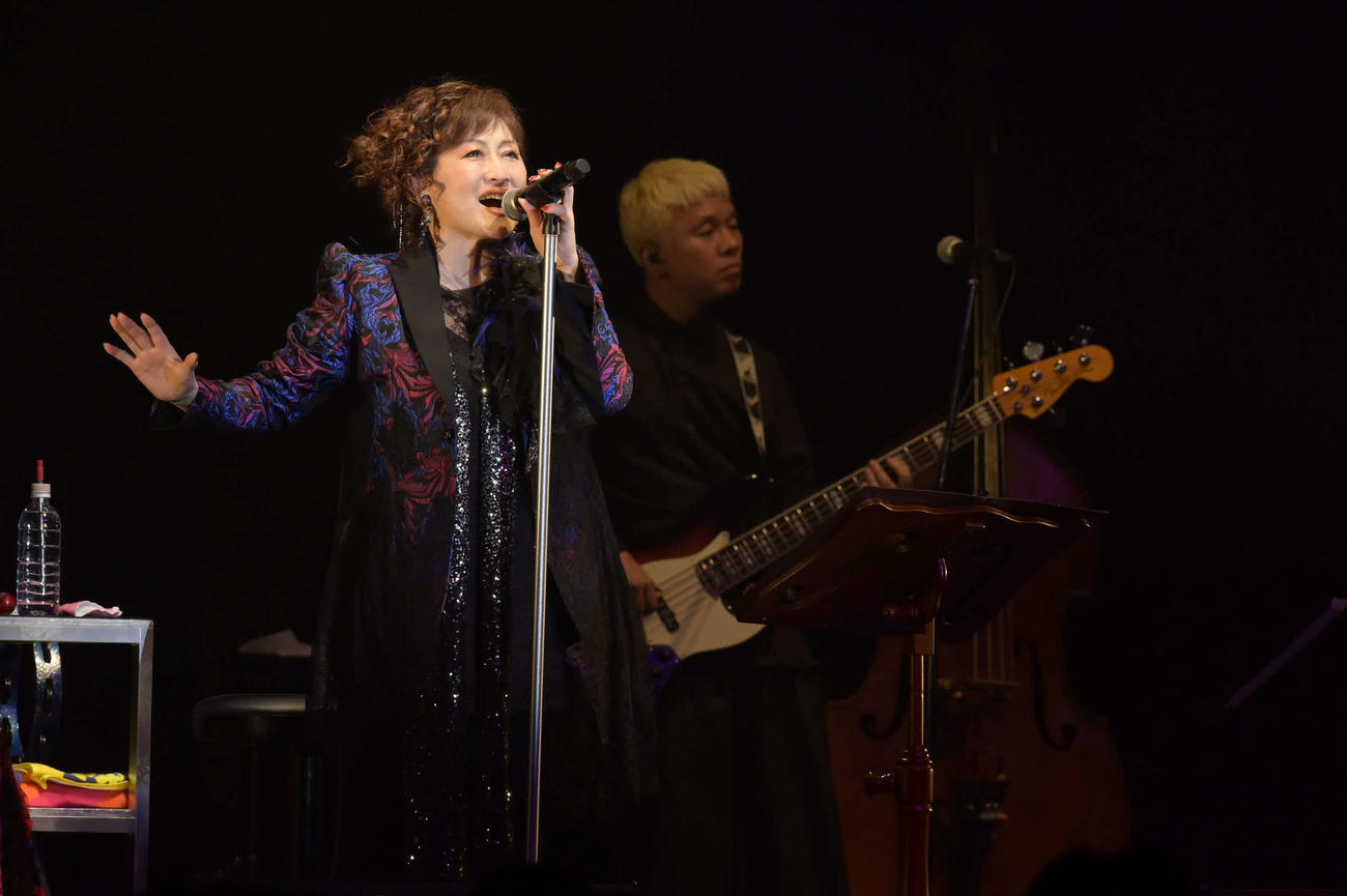デビュー40周年記念ライブでパフォーマンスする渡辺美里