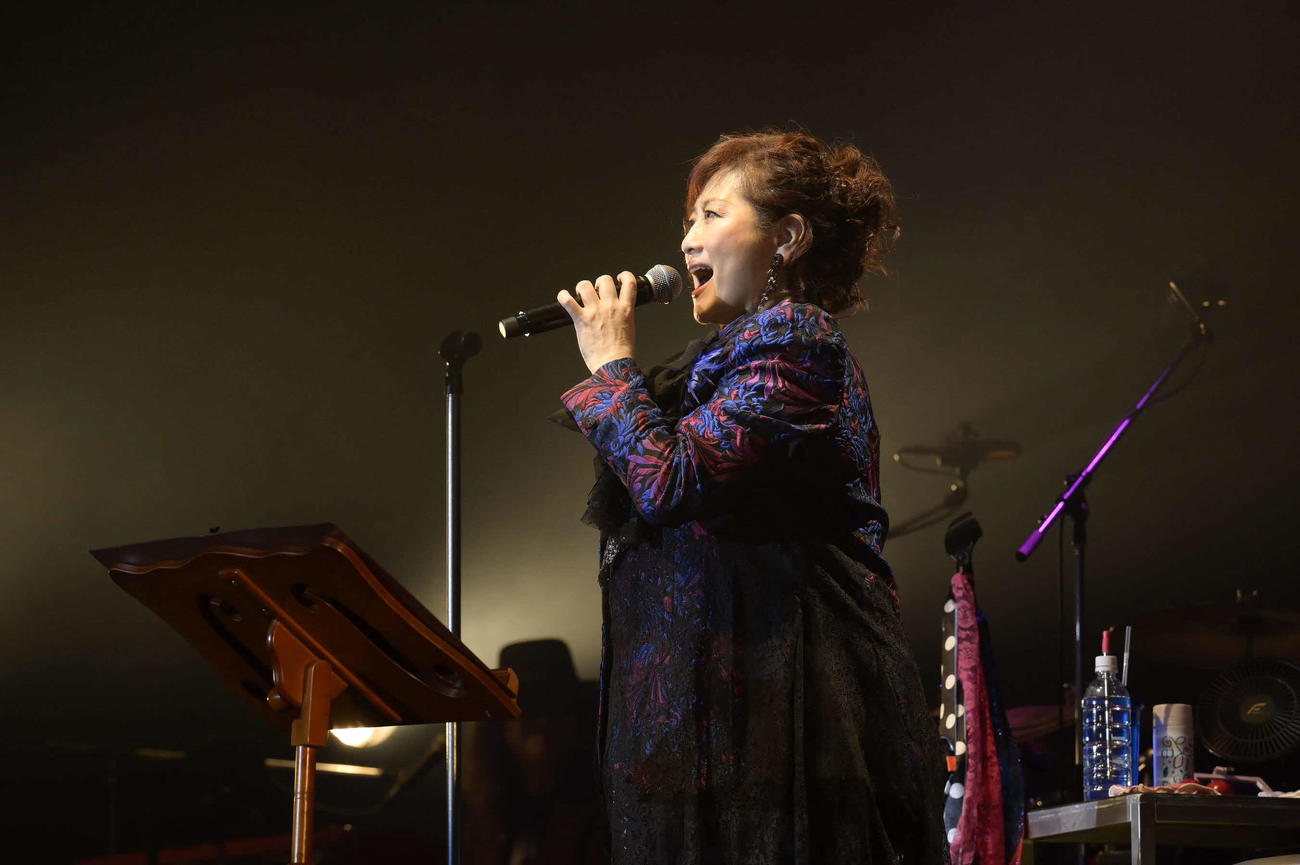 デビュー40周年記念ライブでパフォーマンスする渡辺美里