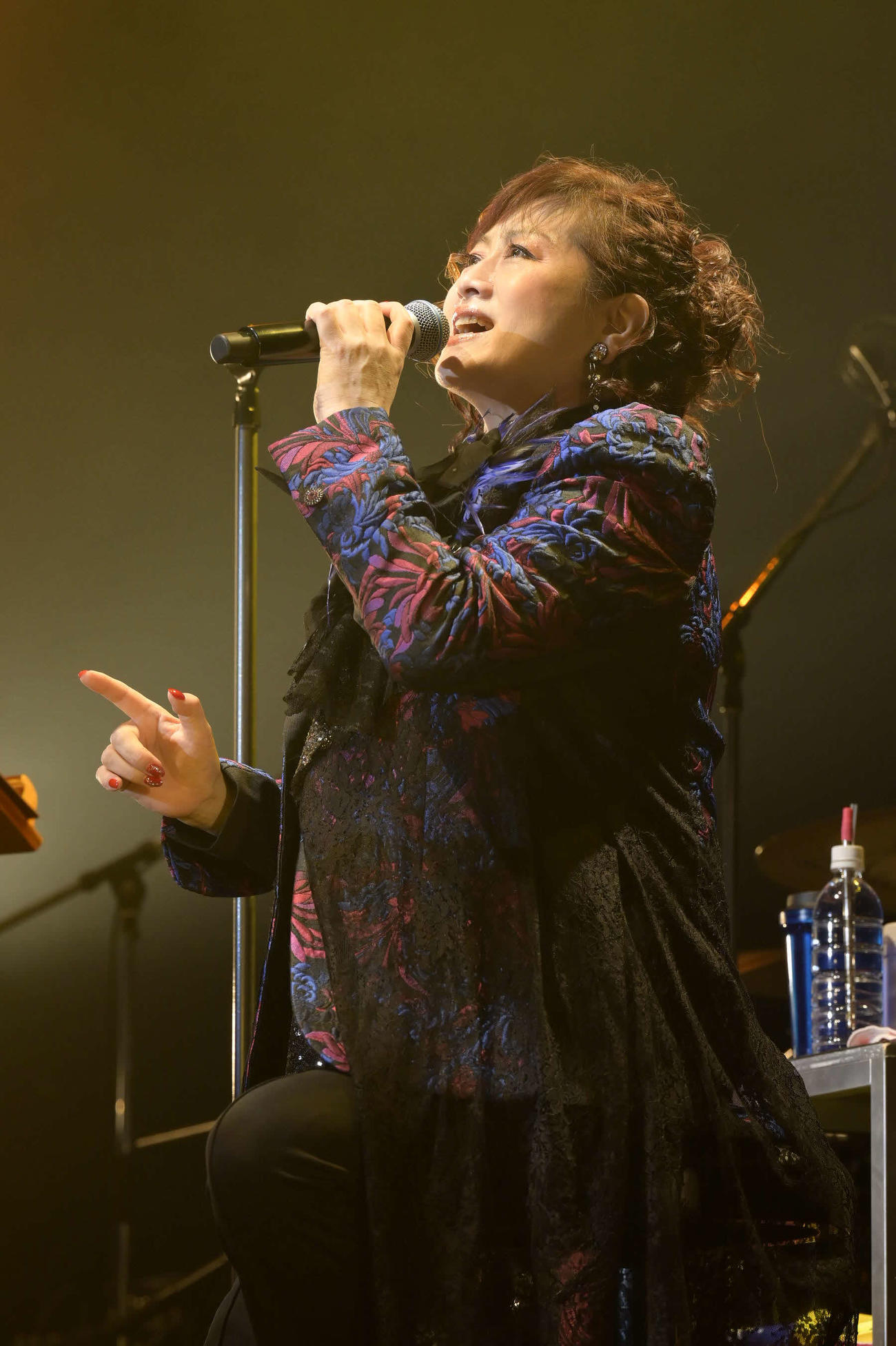 デビュー40周年記念ライブでパフォーマンスする渡辺美里