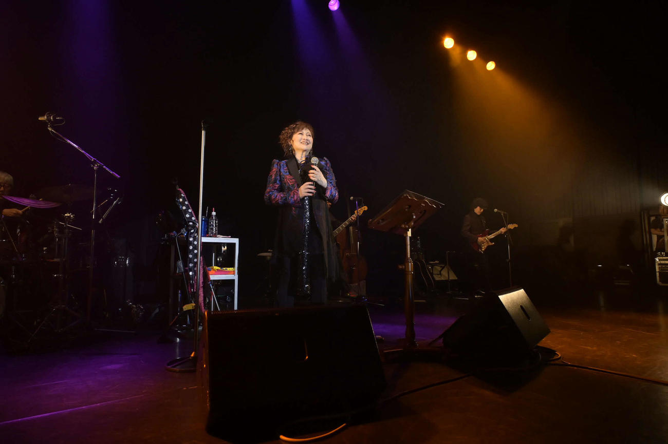 デビュー40周年記念ライブでパフォーマンスする渡辺美里